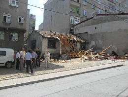 İstanbul'da rüzgar çatıları uçurdu