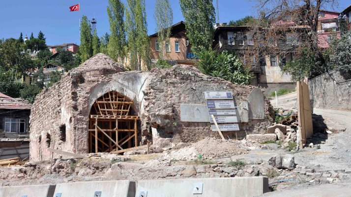 Hasarlı hamam restore ediliyor