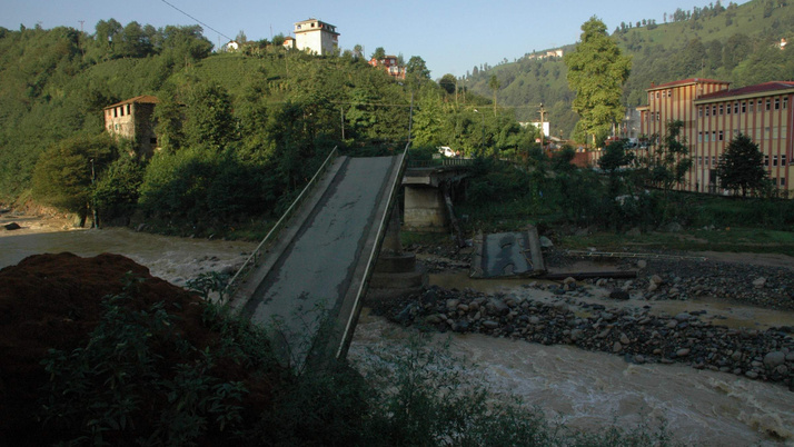 Rize sağanaklarla boğuşuyor