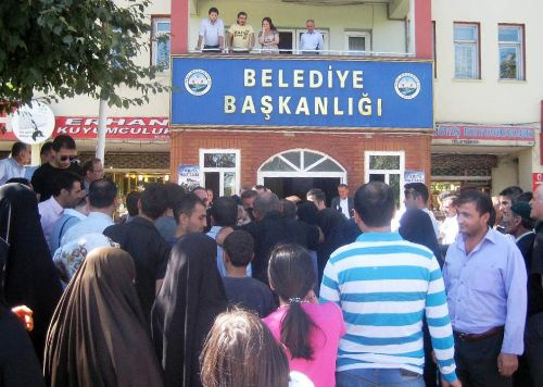 Bidonu kapan kadınlar sokağa çıktı