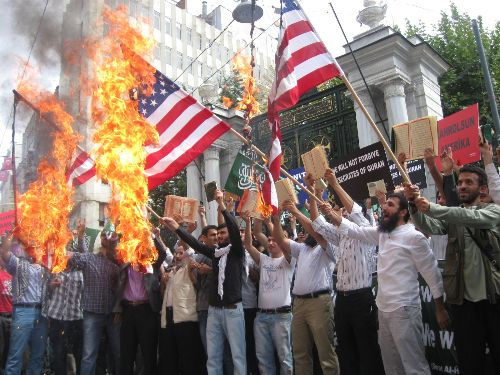 Protesto için ABD bayrakları yaktılar