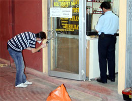 Polis sucuk çalarken enseledi