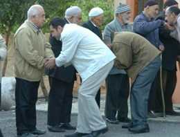 Cemil Çiçek'in yanında silahlar patladı!