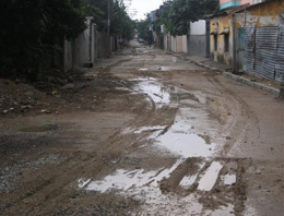 Parke taşı için kazılan yol taşsız kaldı