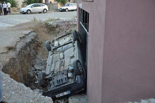 5 yaşında direksiyona geçti, olan oldu