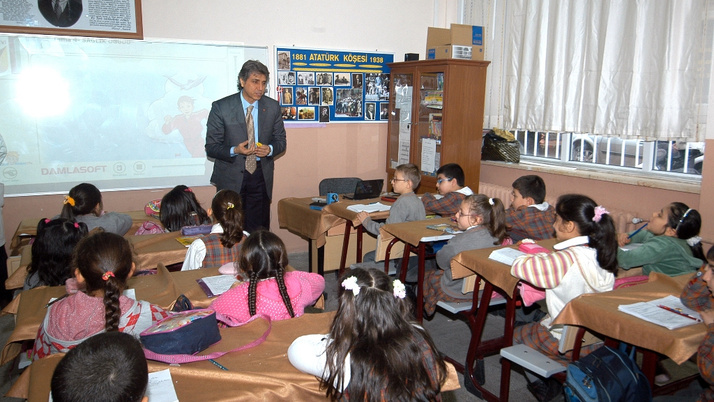 Fatih'te kara tahtalar artık 'akıllı'