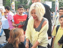 Ajda yanlış standa gitti